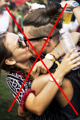 Wild küssendes Paar auf einem Festival