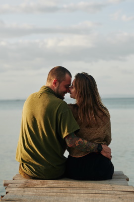 Mann will seine Ex zurückgewinnen beim Kuss am See