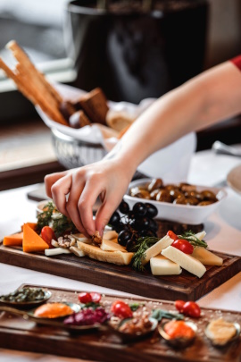 Person bereitet Fingerfood in der Küche zu