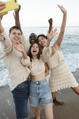 Vier Freunde machen Selfie am Meer