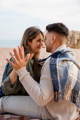 Ex-Freundin und Ex-Freund schauen sich romantisch an