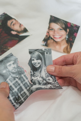 Zwei zerrissene Fotos von getrenntem Paar