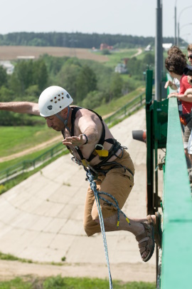 Mann macht Bungee Jumping von einer Brücke