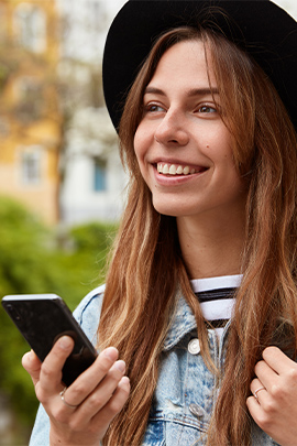 Frau ist glücklich wegen SMS von Ex