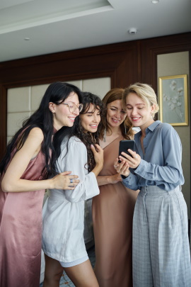 Frauen schauen interessiert auf ein Smartphone
