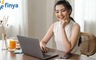 Frau auf Partnersuche sitzt lächelnd am Laptop