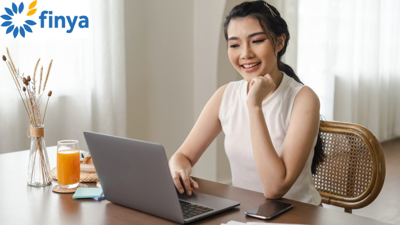 Frau auf Partnersuche sitzt lächelnd am Laptop