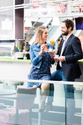 Paar im Café flirtet im Gespräch