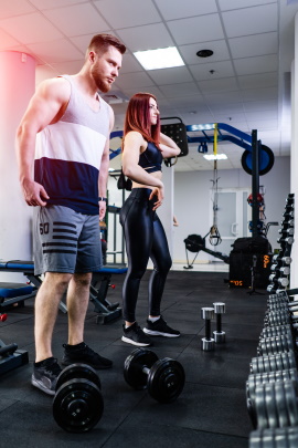 Mann will Frau im Gym ansprechen