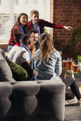 Gruppe von Freunden sitzt zu Hause auf dem Sofa