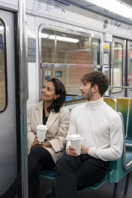 Paar flirtet in der U-Bahn