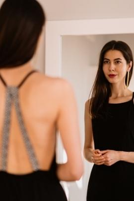 Frau übt Flirten vor dem Spiegel