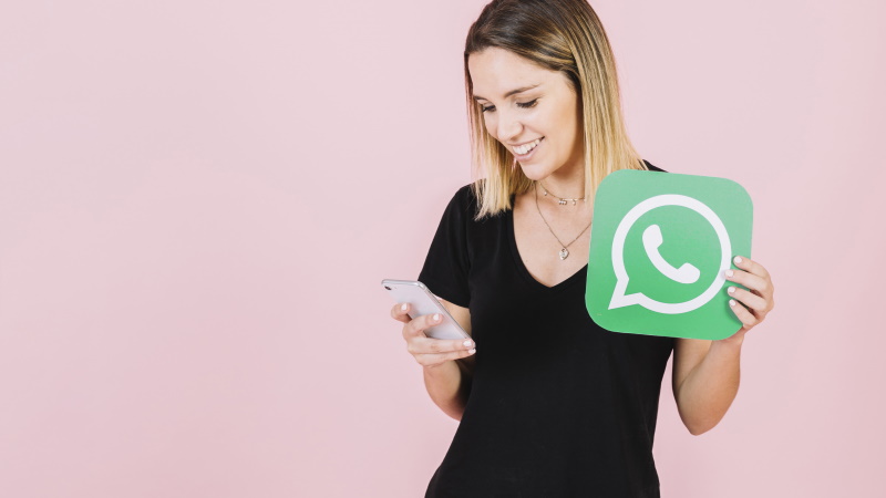 Frau flirtet per WhatsApp