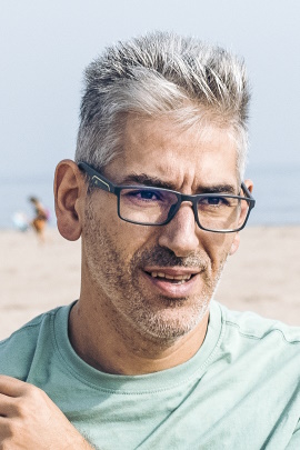 Attraktives Profilbild eines Mannes über 50 am Strand