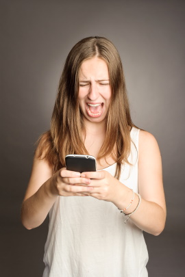 Mann stellt nervige Fragen in WhatsApp