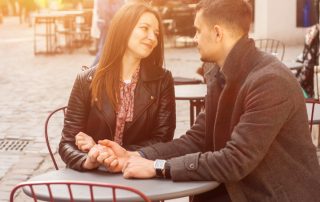 Paar stellt sich Fragen zum kennenlernen beim Date im Café