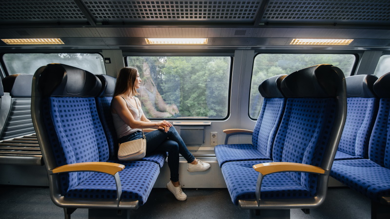 Hübsche Frau sitzt allein im Zug