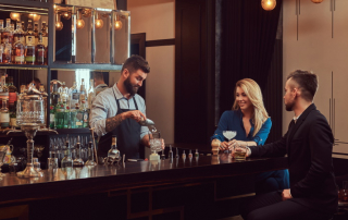 Mann und Frau flirten an der Theke in der Bar