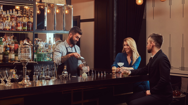 Mann und Frau flirten an der Theke in der Bar