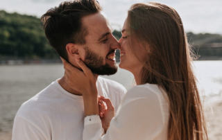 Mann verführt Frau zum Kuss beim Date draußen