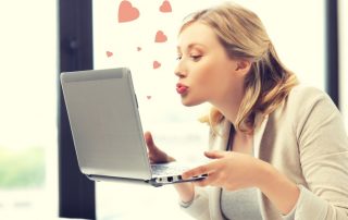 Mann schreibt eine Frau an beim Online-Dating