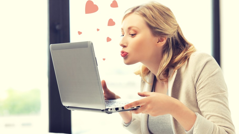 Mann schreibt eine Frau an beim Online-Dating