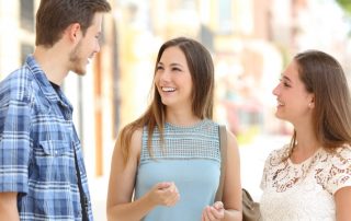 Mann beim Ansprechen von Frauen auf der Straße