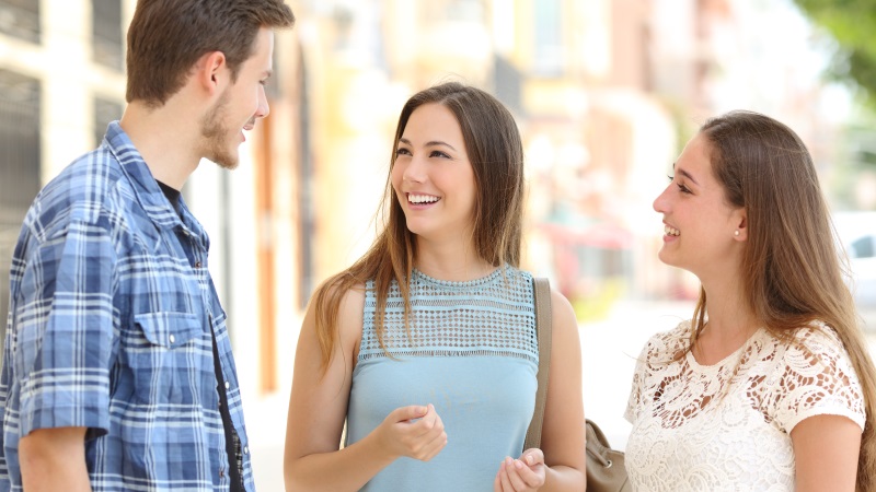 Mann beim Ansprechen von Frauen auf der Straße