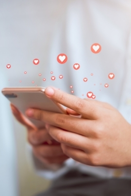 Smartphone, das Dating-App öffnet