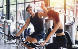 Mann und Frau flirten im Fitnessstudio