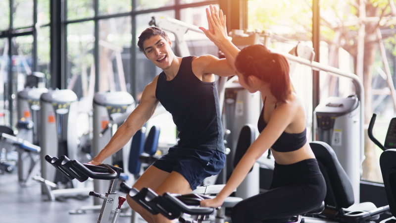 Mann und Frau flirten im Fitnessstudio