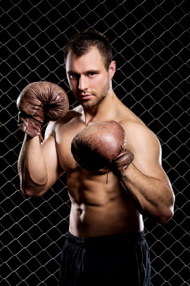 Mann mit Muskeln und Boxhandschuhen