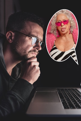 Mann mit Laptop schaut verwirrt auf Dating-Profil einer alten Frau