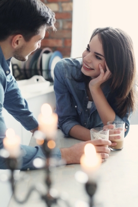 Frau fühlt sich von Mann, mit dem sie flirtet angezogen