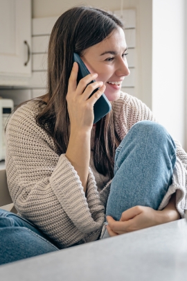 Frau hat kein Problem damit, beim Telefonat mit Date Gesprächsthemen zu finden