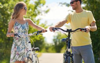 Mann und Frau mit Fahrrad reden beim Date