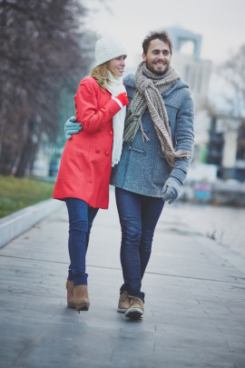 Mann und Frau machen herbstlichen Spaziergang durch die Stadt