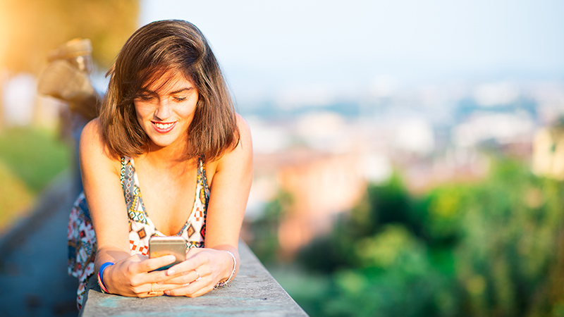 Frau schreibt auf Whatsapp