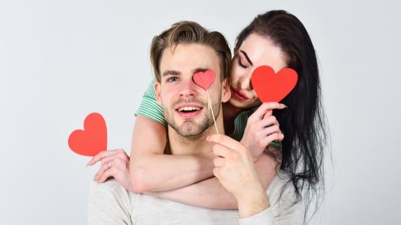 Frau und Mann verlieben sich auf den ersten Blick ineinander