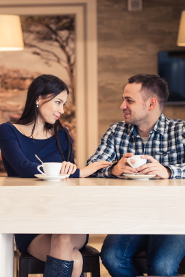 Mann und Frau unterhalten sich im Café