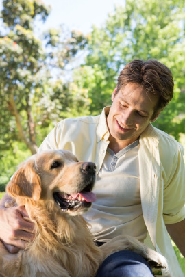 Mann posiert mit Hund vor der Kamera beim Shooting