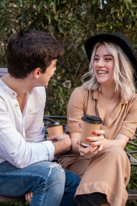 Mann und Frau haben ein Date und gehen zusammen Kaffee trinken