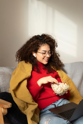 Single-Frau hat ein Date mit sich selbst und schaut einen Film