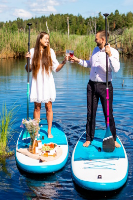 Paar macht Picknick auf Stand-Up-Paddling-Boards