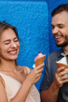 Singles essen gemeinsam Eis und lachen zusammen