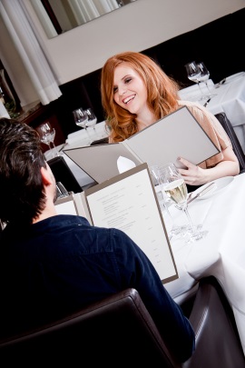 Paar beim Dating im Restaurant unterhält sich