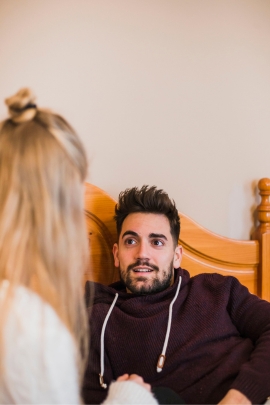Mann zeigt Interesse, indem er Frau aufmerksam zuhört