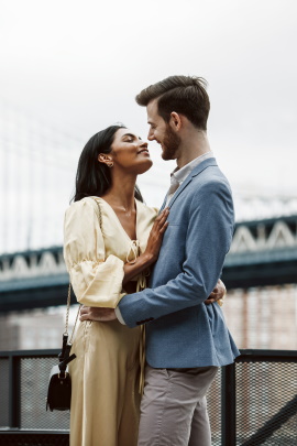 Paar umarmt sich beim Date in der Stadt