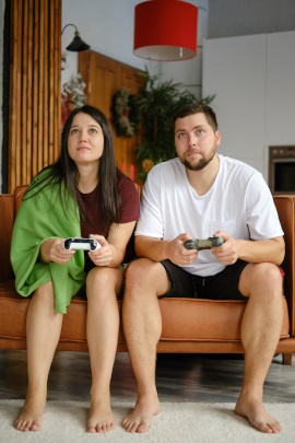 Gelangweiltes Paar spielt Videospiele auf der Couch