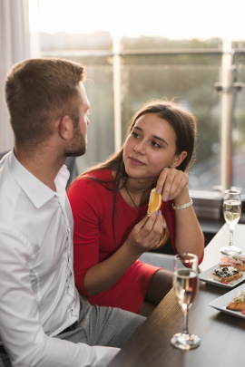 Mann stellt Frau persönliche Fragen beim Date